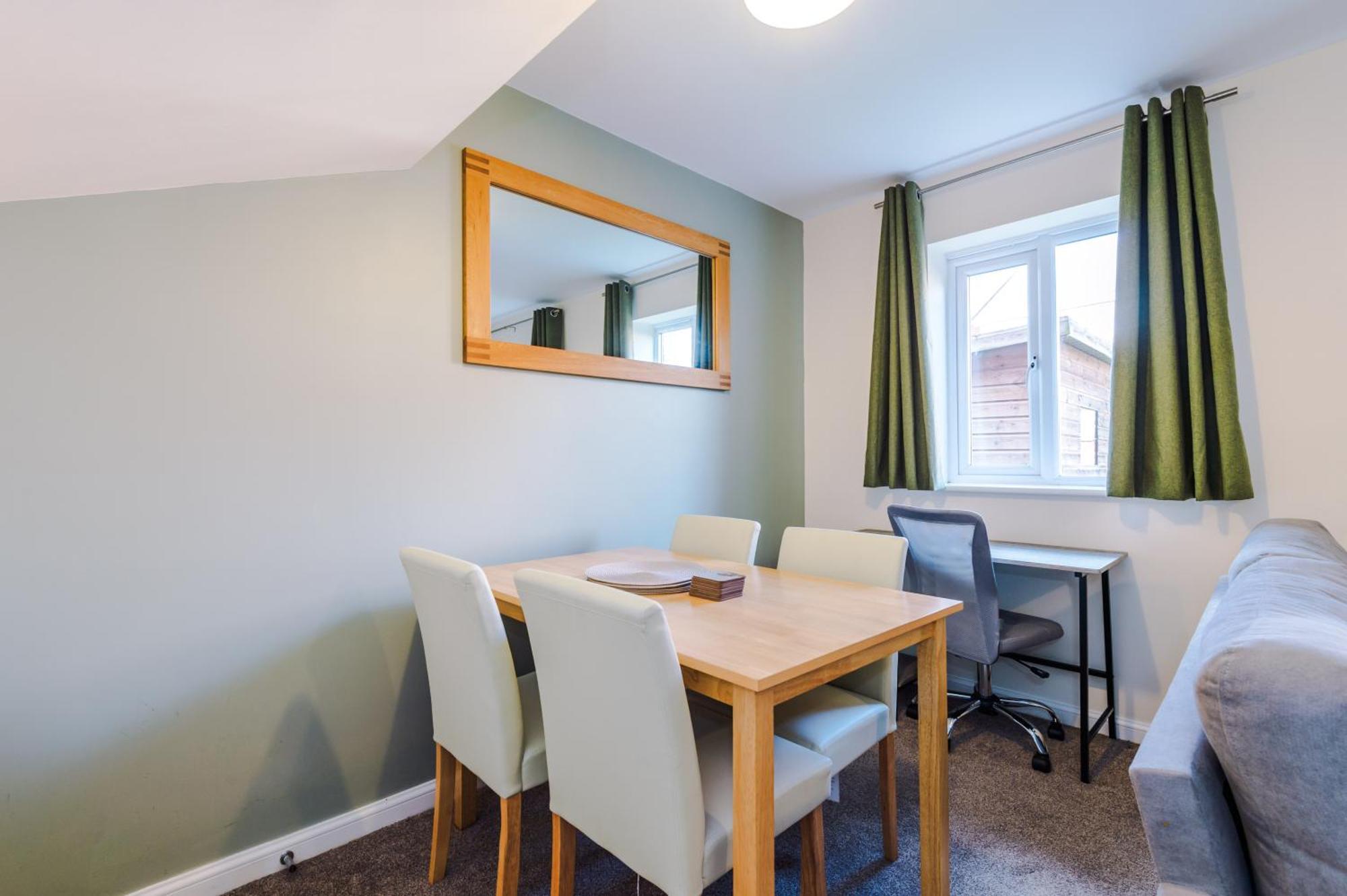 Villa Modern Semi Detached In A Quiet Location, Driveway Parking Ewloe Exterior foto